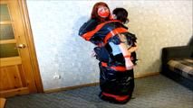 Liska und Miss Love in einem Müllsack verpackt (Video)