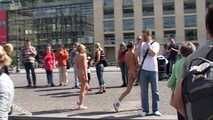 Merry und Nina Nackt durch Berlin