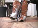 Extreme High Heels baumelnd