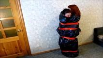 Liska und Miss Love in einem Müllsack verpackt (Video)