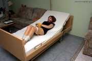 Nina A - Ans Bett gefesselt 2