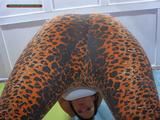 Benita facesitting in leo-leggins