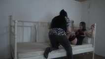 Ayu mit Seilen ans Bett gefesselt 1/2