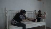 Ayu mit Seilen ans Bett gefesselt 1/2