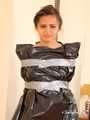 Vijaya - Hogtaped in Müllsack 01
