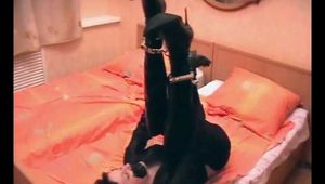 Selesta Naughty - Vampir Mädchen bekommt perfekte Hogtie von ihrem Partner (video)