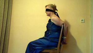 Stuhlfesselung im blauen Kleid