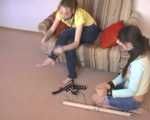 Alexa & Satisfaction Girl - Verführerische Selbst-Bondage Schönheiten posieren zusammen auf einem Stuhl (video)