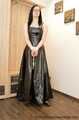 Gefesselt im langen Lack Ballkleid (Archiv)