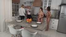 Terry, Vanessa und Penny - Mädchen wollen in einem Café arbeiten und die Ausbildung beinhaltet Bondage (BTS)