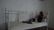 Ayu mit Seilen ans Bett gefesselt 1/2