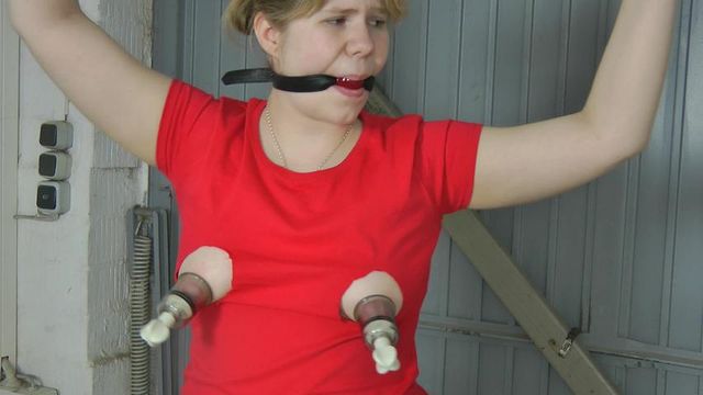 Bella - Nipple challenge