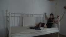 Ayu mit Seilen ans Bett gefesselt 1/2