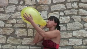 Lilly is blowing to poppp...