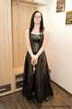 Gefesselt im langen Lack Ballkleid (Archiv)