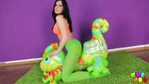 33 Jasmin's and her cheeky lizard