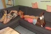 Cindy und Vanessa A - Fesselspiele zu Hause 4