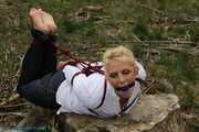 Im Wald Hogtied und in Handschellen
