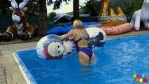 905 Marilyn genießt es, Pooltoys zu entleeren! 