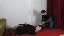 claudia im hogtie gefesselt 1/2