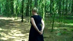 Miri mit Handschellen im Wald