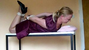 Ich versuche mich aus einem Hogtie zu befreien