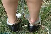 Im Wald Hogtied und in Handschellen