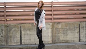 Miss Petra in transparenter Hunter Regenjacke und Lackleggins