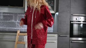 Miss Alice im Nylon Regenanzug und transparentem Regenanzug mit Latzhose