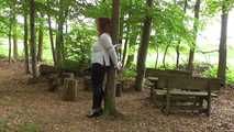 Soraya mit Tüchern an den Baum gefesselt 1/2