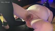 Die Arschfotze mit dem Monsterdildo gestopft