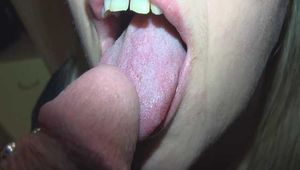 Silvester o Uhr draußen knallt es drinnen säuft die Sklavin Natur Sekt geiler Schluck Ton POV Nahaufnahme 