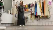 Schwarze #Gummischürze und das geile Klatschen an den Stiefeln