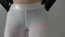 Cameltoe und schwarze Handschuhe