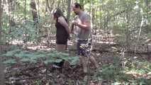 Ivana mit Klebeband an einen Baum gefesselt 3/3