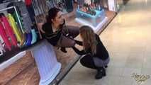 Bondage in Public: Einkaufscenter