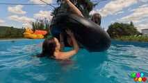 1320 Zwei Girls, ein Pool