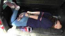 Lady X im hogtie mit Tüchern 2/2