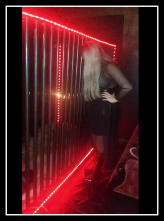 Slave in the XXL cage is waxed!
