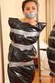 Vijaya - Hogtaped in Müllsack 01