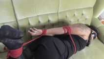 Jasmin im hogtie auf dem Sofa 2/2