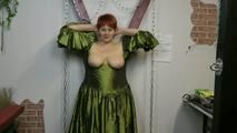 Kleid der O anziehen