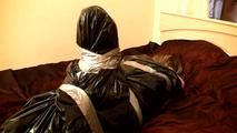 Taniella - erobert, verschweißte, Hogtie und verpackt in Müllbeutel (video)