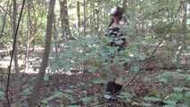 Ivana mit Klebeband an einen Baum gefesselt 3/3
