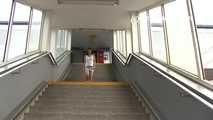 068005 Ling Pees On The Station Platform