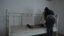 Ayu mit Seilen ans Bett gefesselt 1/2