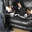 Isabelle mit Klebeband auf dem Sofa gefesselt
