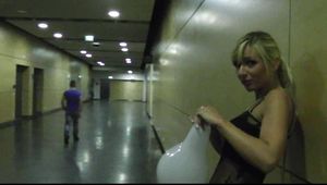 Sexy Blondine im Tunnel