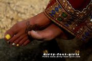 Hippie Girl go barefoot