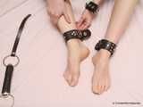 Alice Lee - Nettes rothaariges Mädchen Alice Lee spielt eine Self-Bondage-Szene